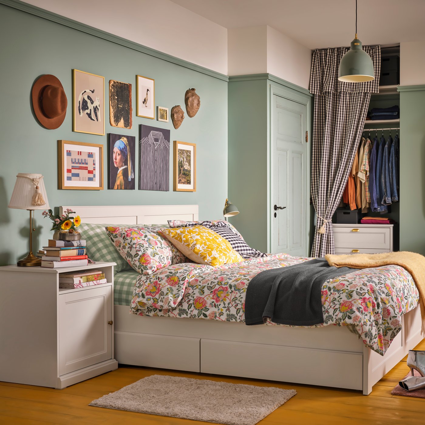 A bedroom with DAGGSALVIA bed linen on a FÅGELFJÄLLET bed frame, with an alcove with matching chest of drawers.