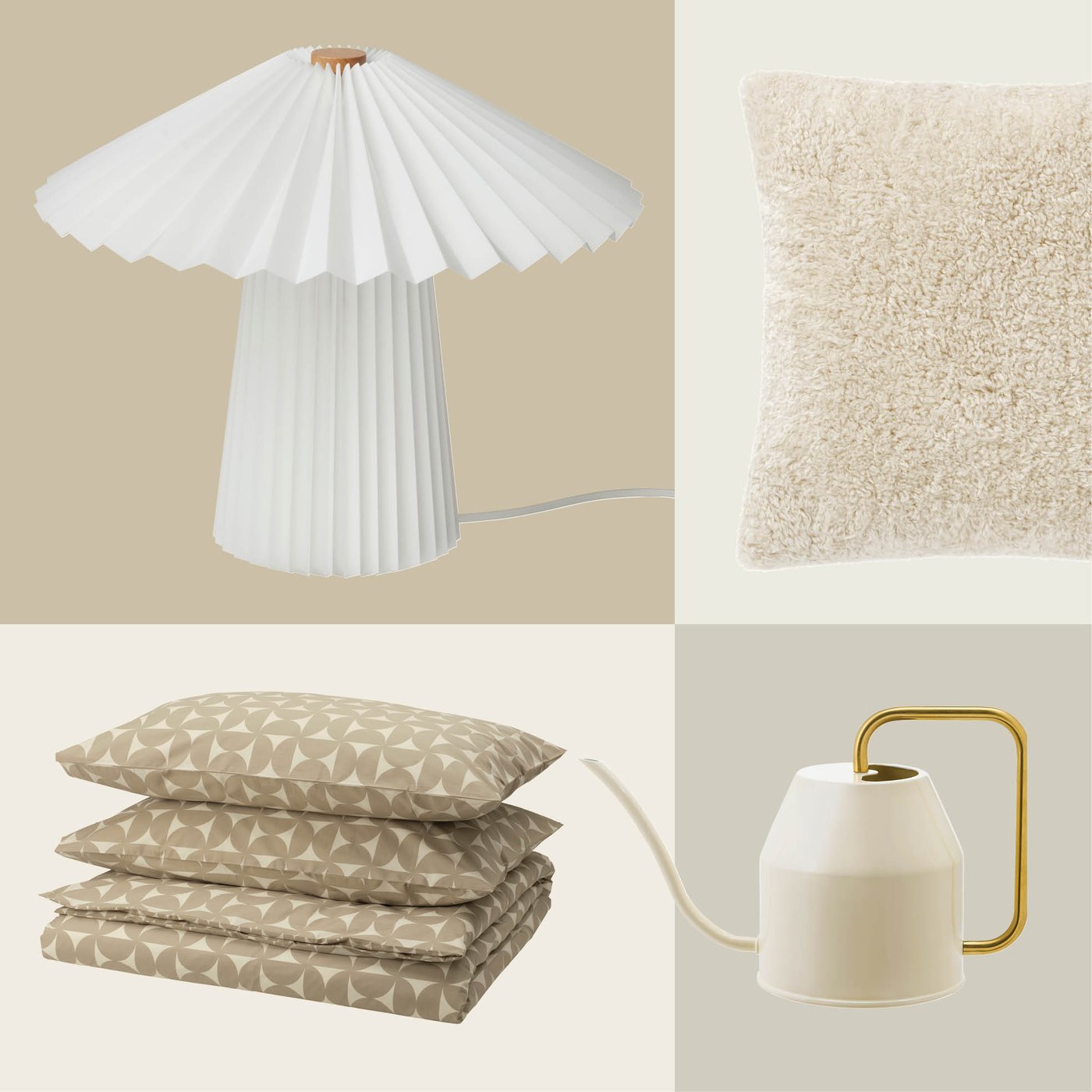 Een beige kussen met textuur, geometrisch IKEA-beddengoed, een witte geplooide lamp en een crèmekleurige gieter met een gouden handvat zorgen samen voor een rustige en stijlvolle slaapkamer.
