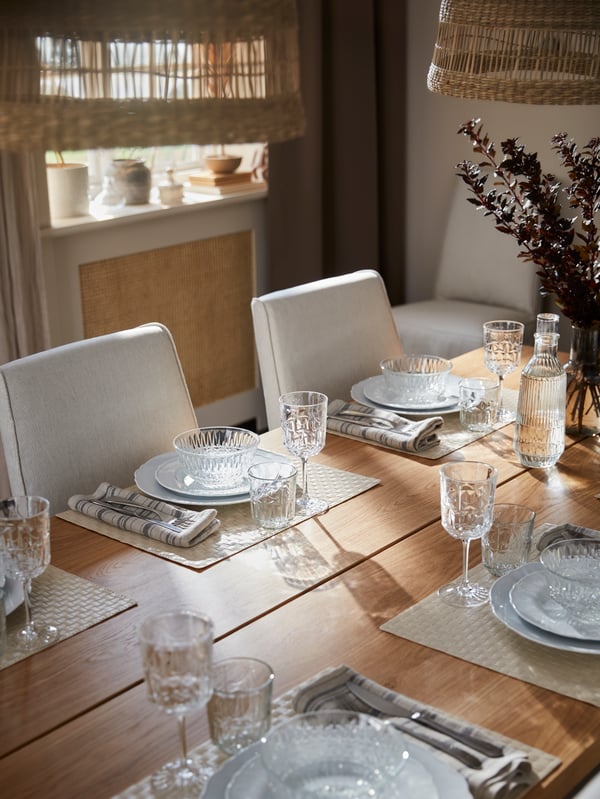 Una mesa de boda de madera