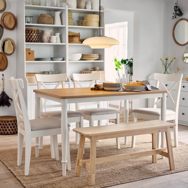 A DANDERYD dining table with INGOLF dining chairs and a NORRÅKER dining bench. On the floor is a LOHALS rug, and behind the table stands a TÄLLBYN cabinet.