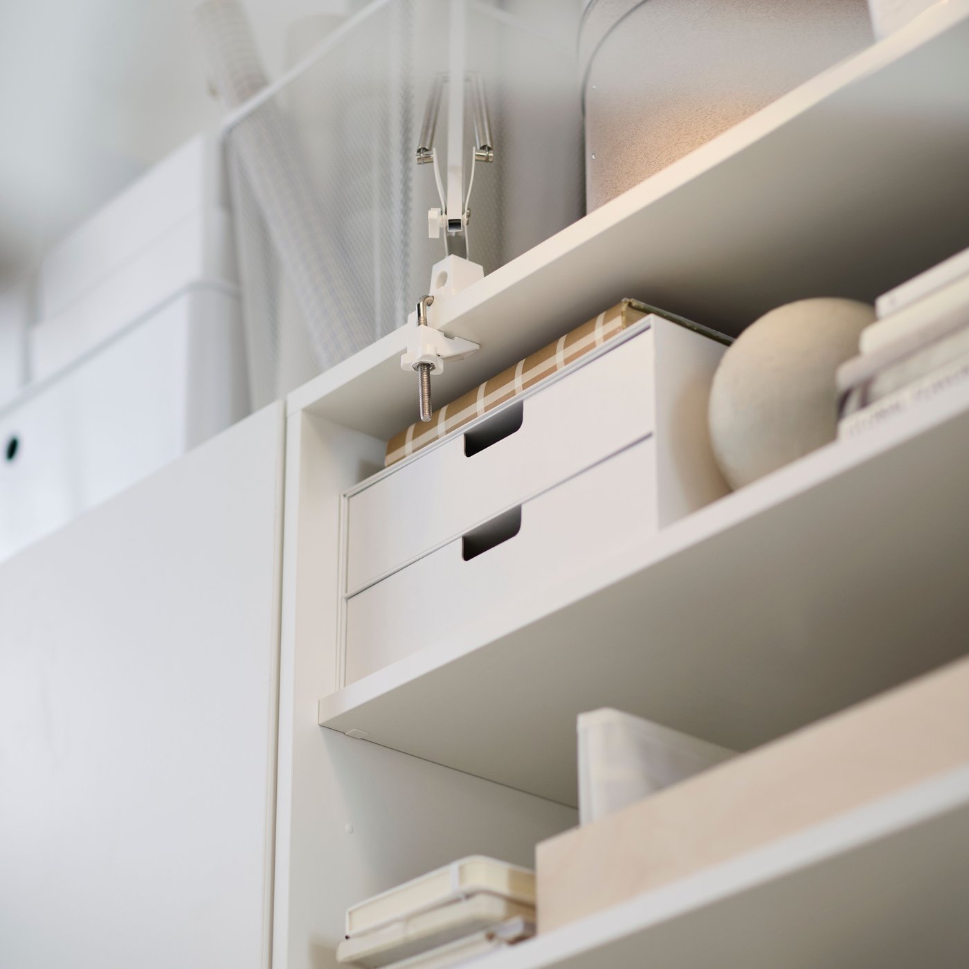 Mini-commode à 2 tiroirs FJÄDERHARV blanche dans un rangement blanc