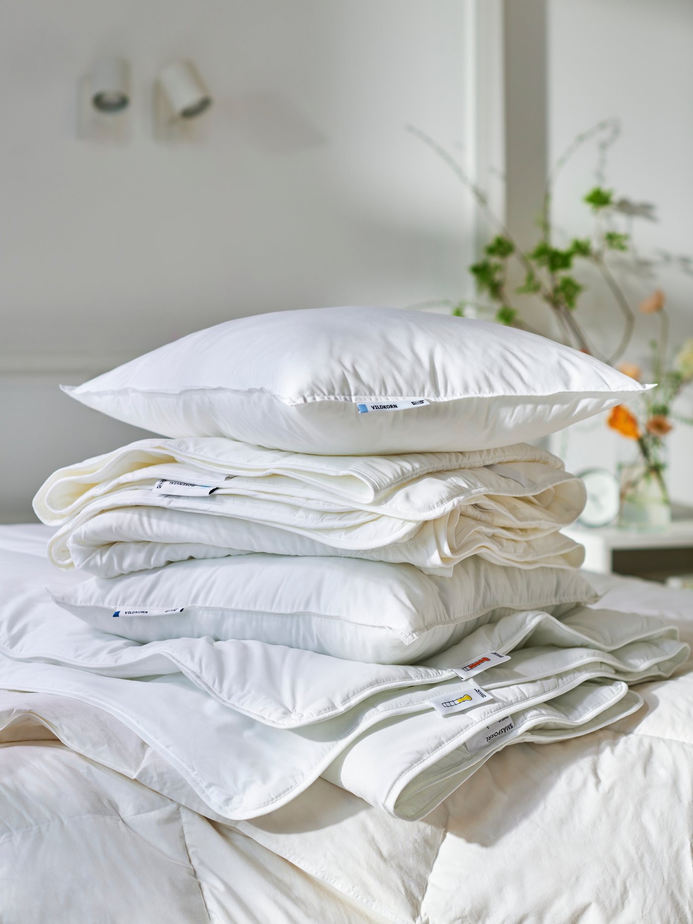 Una pila de edredones para niños doblados sobre una cama.