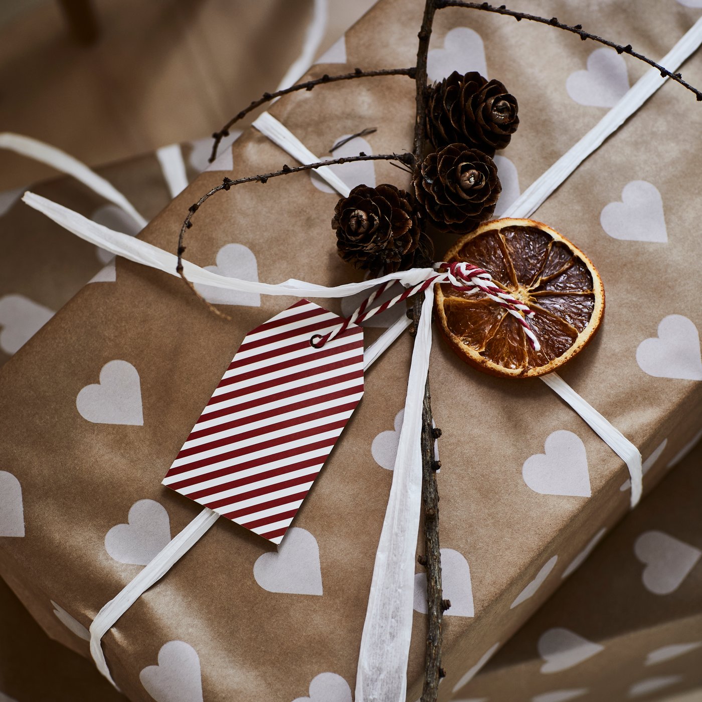 A heart pattern/brown VINTERFINT gift wrap roll