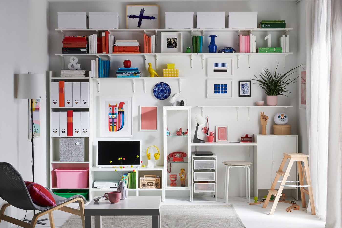 A white KVISSLE magazine file in the childrens room