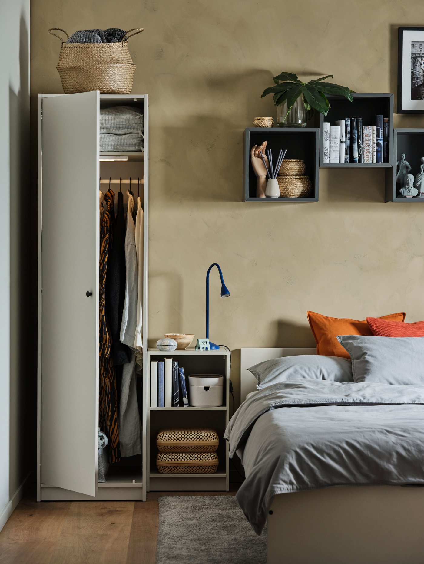 Un dormitorio con un clóset GURSKEN al costado de una cama.