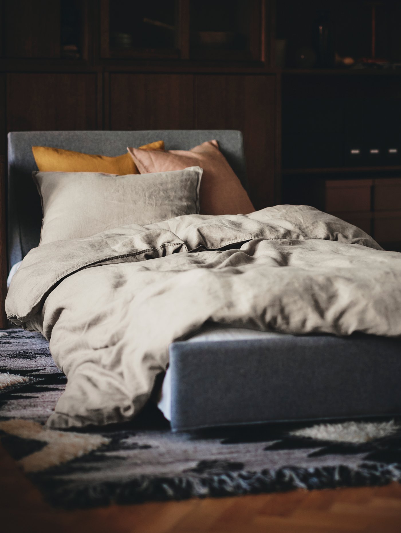 Une housse de couette et une taie d'oreiller gris clair-beige de la marque ÄNGSLILJA.