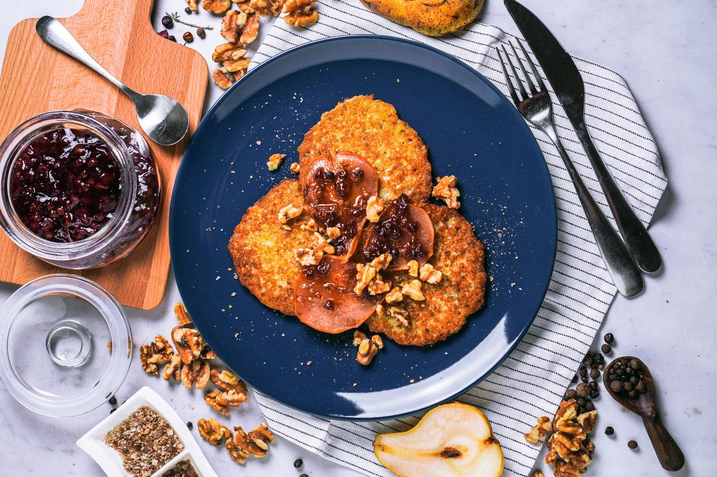Rösti mit Birnen, Preiselbeeren und gerösteten Walnüssen
