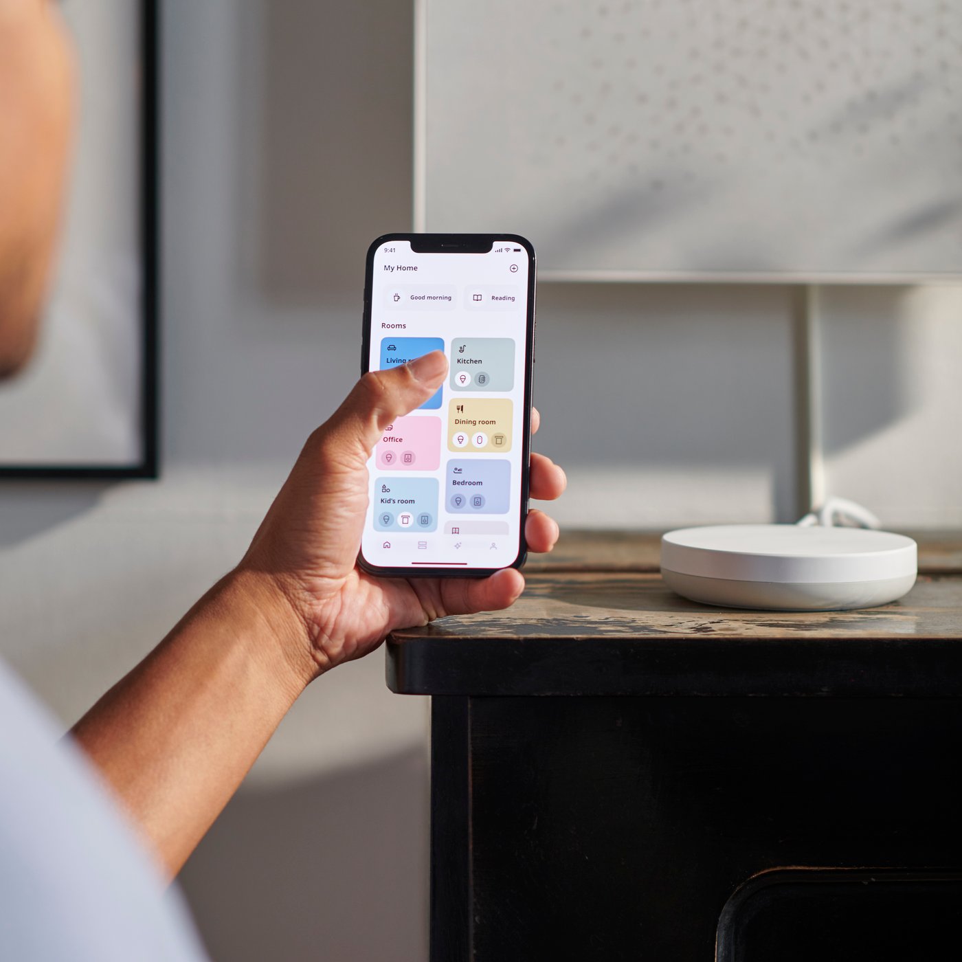 Ein Kunde nutzt die IKEA Home smart App in seinem Zuhause
