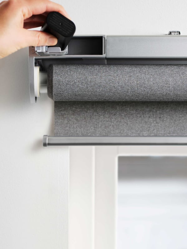 En person installerer batteriet i FYRTUR 