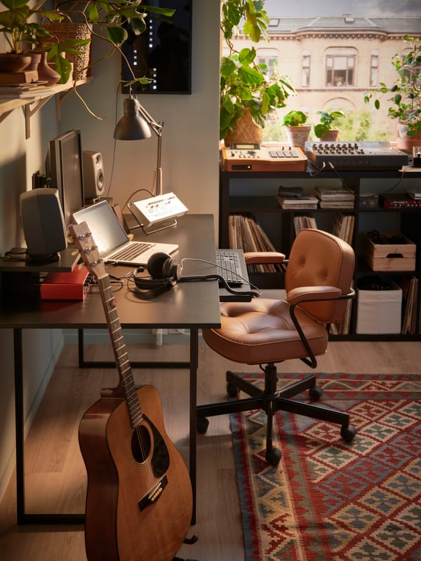 A black OBEGRÄNSAD desk