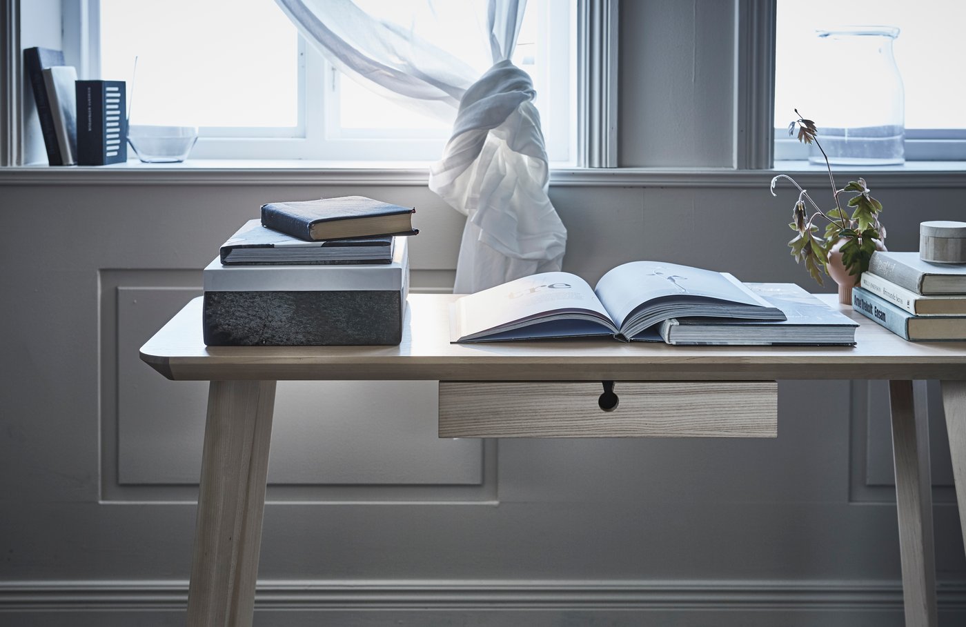 Gestalte dir einen flexiblen und modernen Heimarbeitsplatz mit einem Schreibtisch im modernen Stil! Bei IKEA findest du jede Menge Schreibtische, wie z. B. LISABO Schreibtisch aus klar lackiertem Eschenfurnier und massiver Birke.