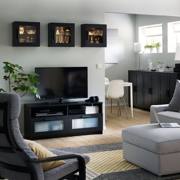 Un meuble TV BRIMNES noir dans le salon