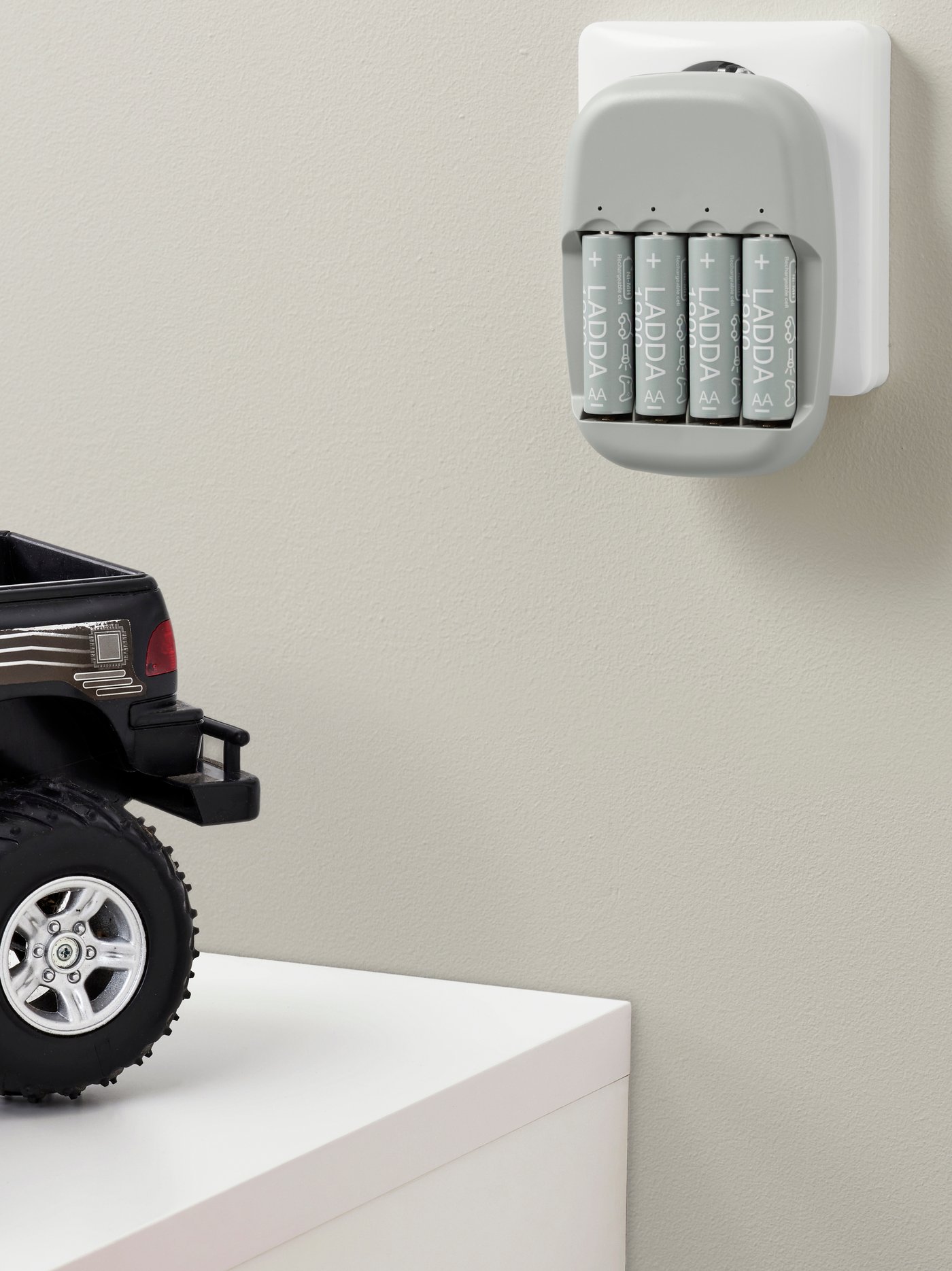 A HR06 AA 1.2V LADDA rechargeable battery in the home office