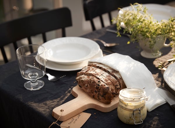 Il tagliere PROPPMÄTT in legno di faggio, resistente ed ecosostenibile, e il contenitore di vetro KORKEN sono due idee regalo utili e creative - IKEA