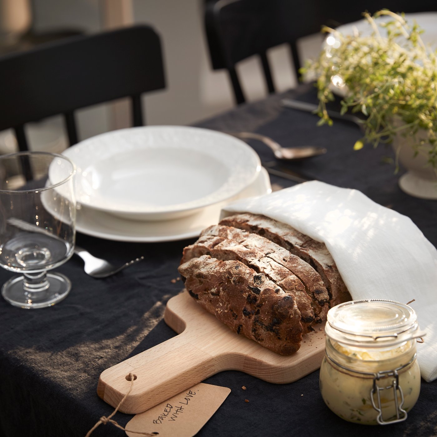 In KNAGGLIG Kasten machen sich ein IKEA PROPPMÄTT Schneidebrett und IKEA KORKEN Dose mit Deckel perfekt als Beilagen zu verschenkten Lebensmitteln.