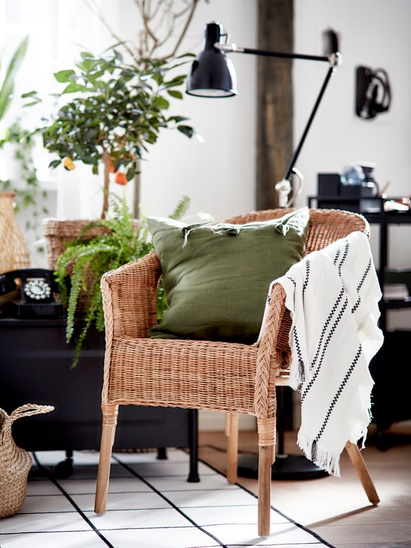 An AGEN chair with a green AINA pillow on it.