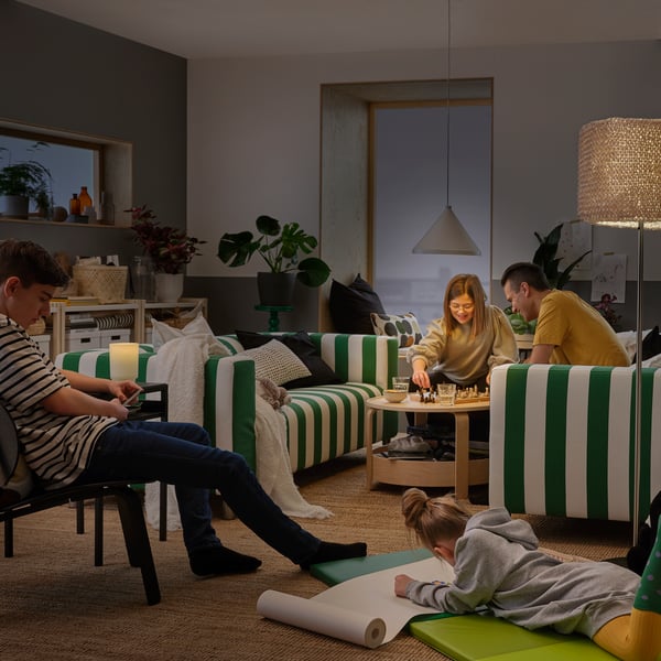 A white NÄVLINGE pendant lamp in the living room