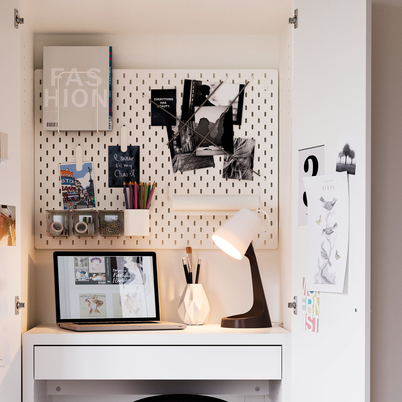 Espacio de estudio con escritorio de color blanco, con un organizador de pared  una lampara de escritorio de color negro con blanco.