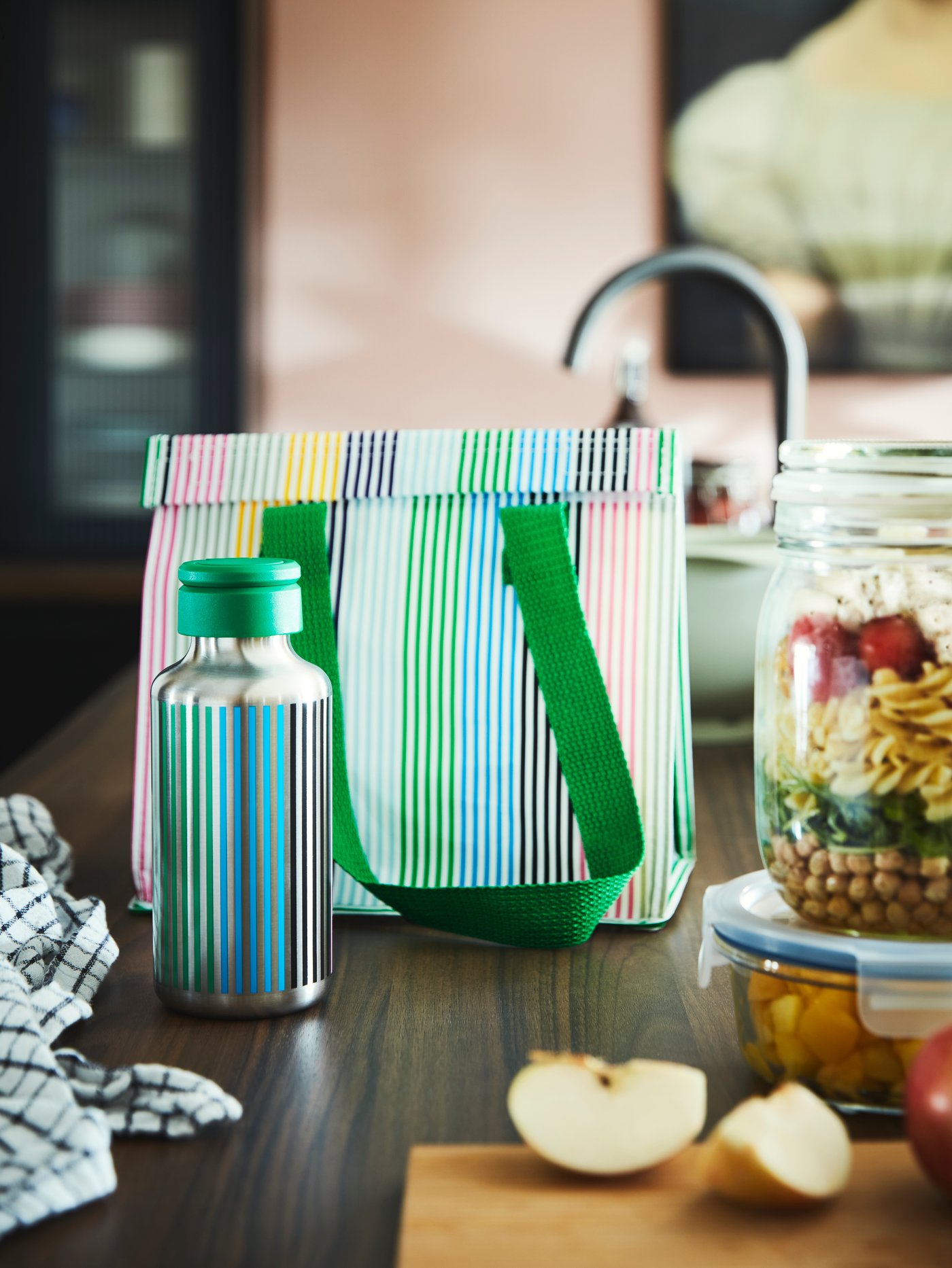 A FLADDRIG lunch bag next to packed lunch goods on a brown table.