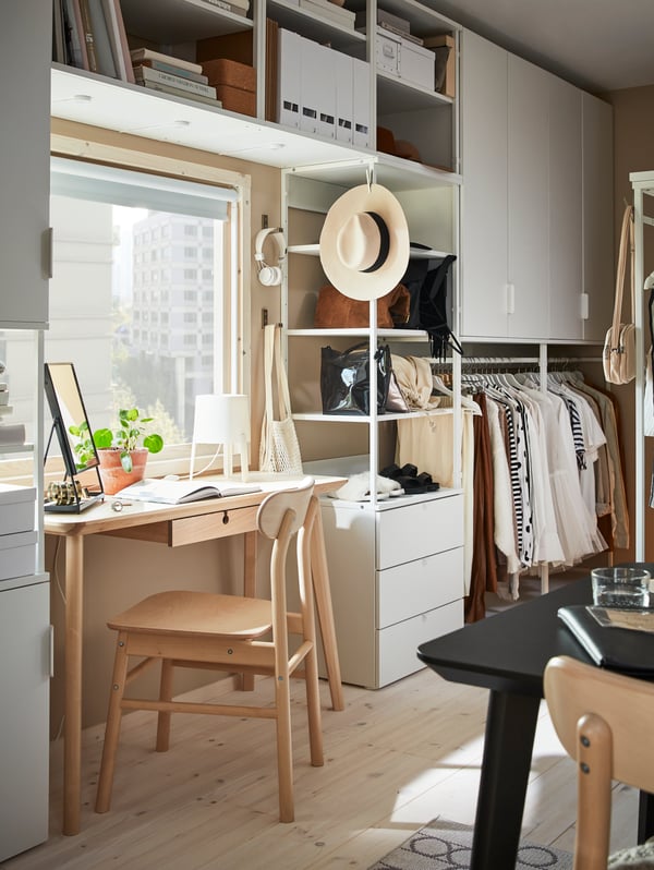 Bureau LISABO avec chaise RÖNNINGE devant une fenêtre encadrée par une grande combinaison de rangement PLATSA contre le mur.