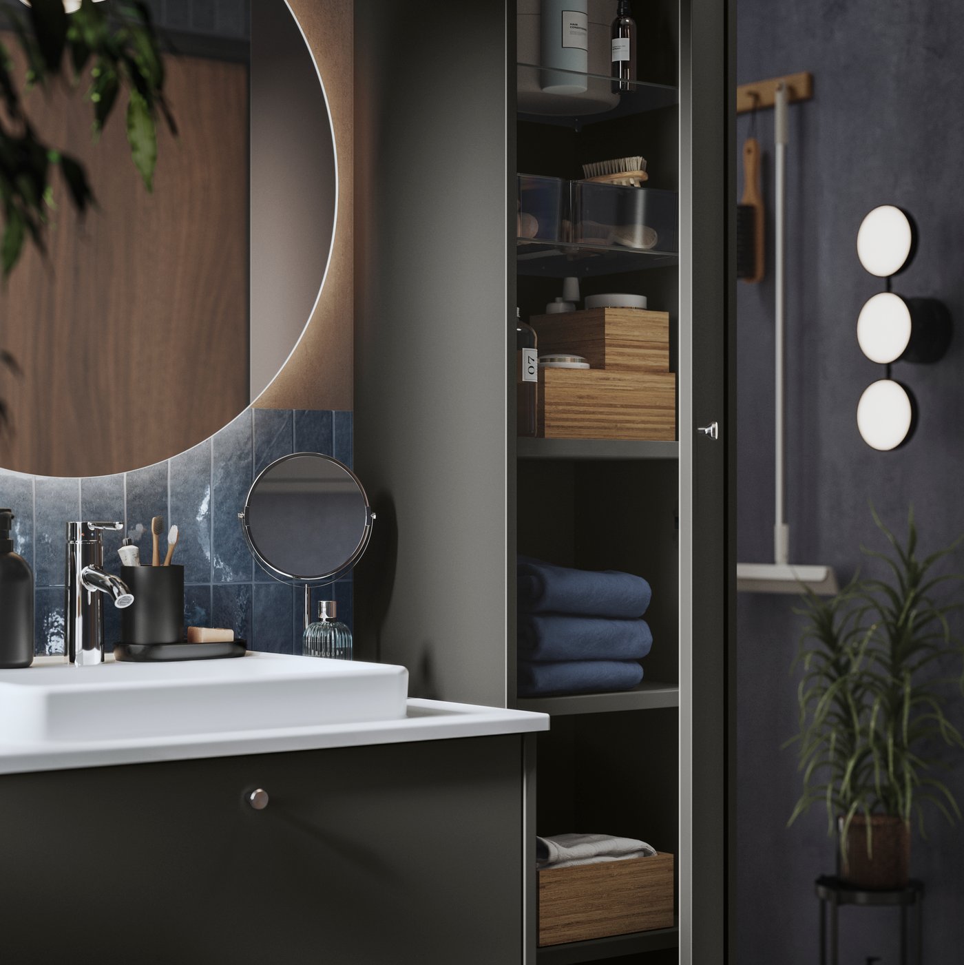 A black GANSJÖN 3-piece bathroom set in the bathroom