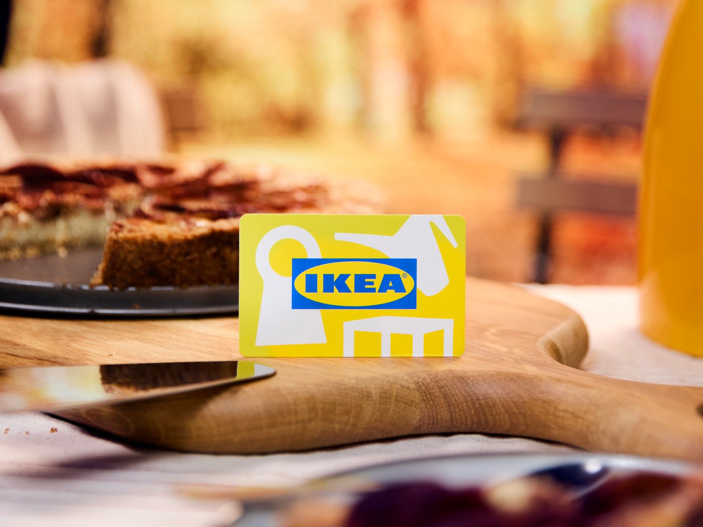A gift card & cake