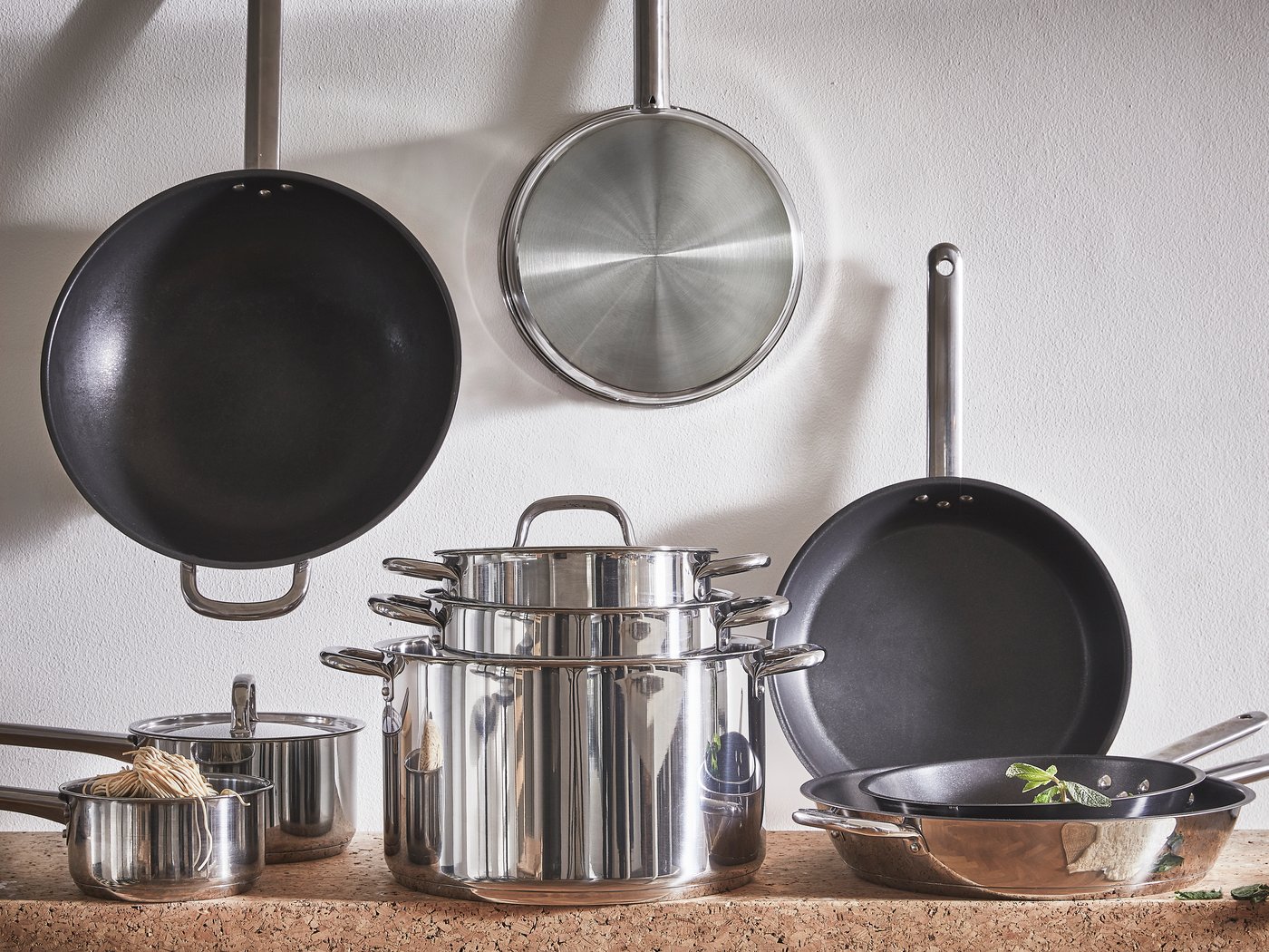 En stegepande i rustfrit stål med non-stick belægning fra IKEA 365+ i NA