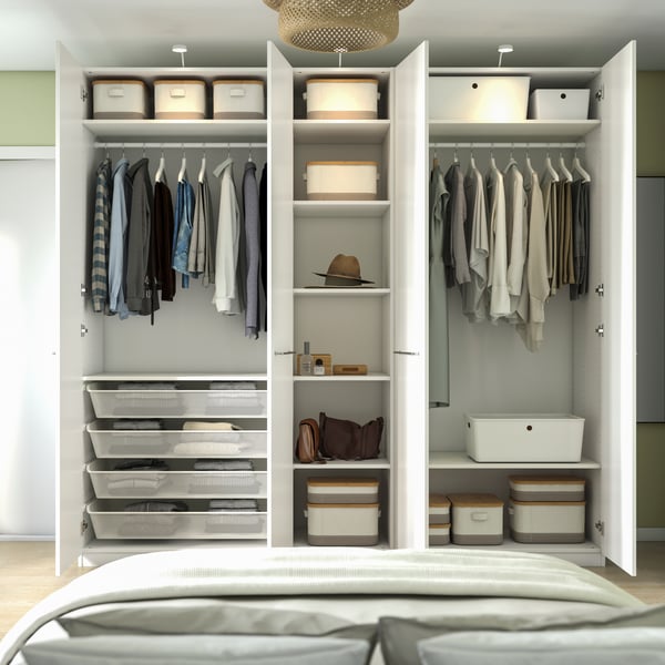 Un clóset con muchos compartimientos para almacenar ropa, zapatos y accesorios.