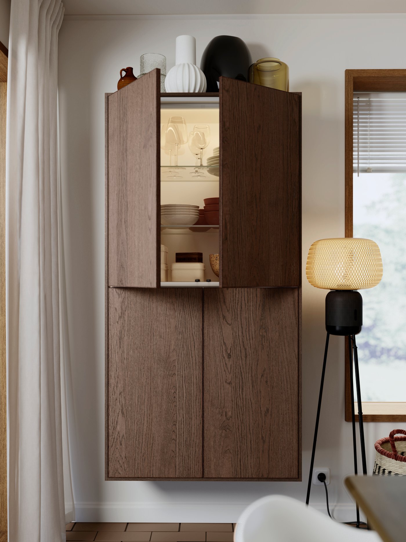 Four METOD cabinets, made into a solitaire, have brown SINARP fronts, and one door is open and there’s kitchenware inside.