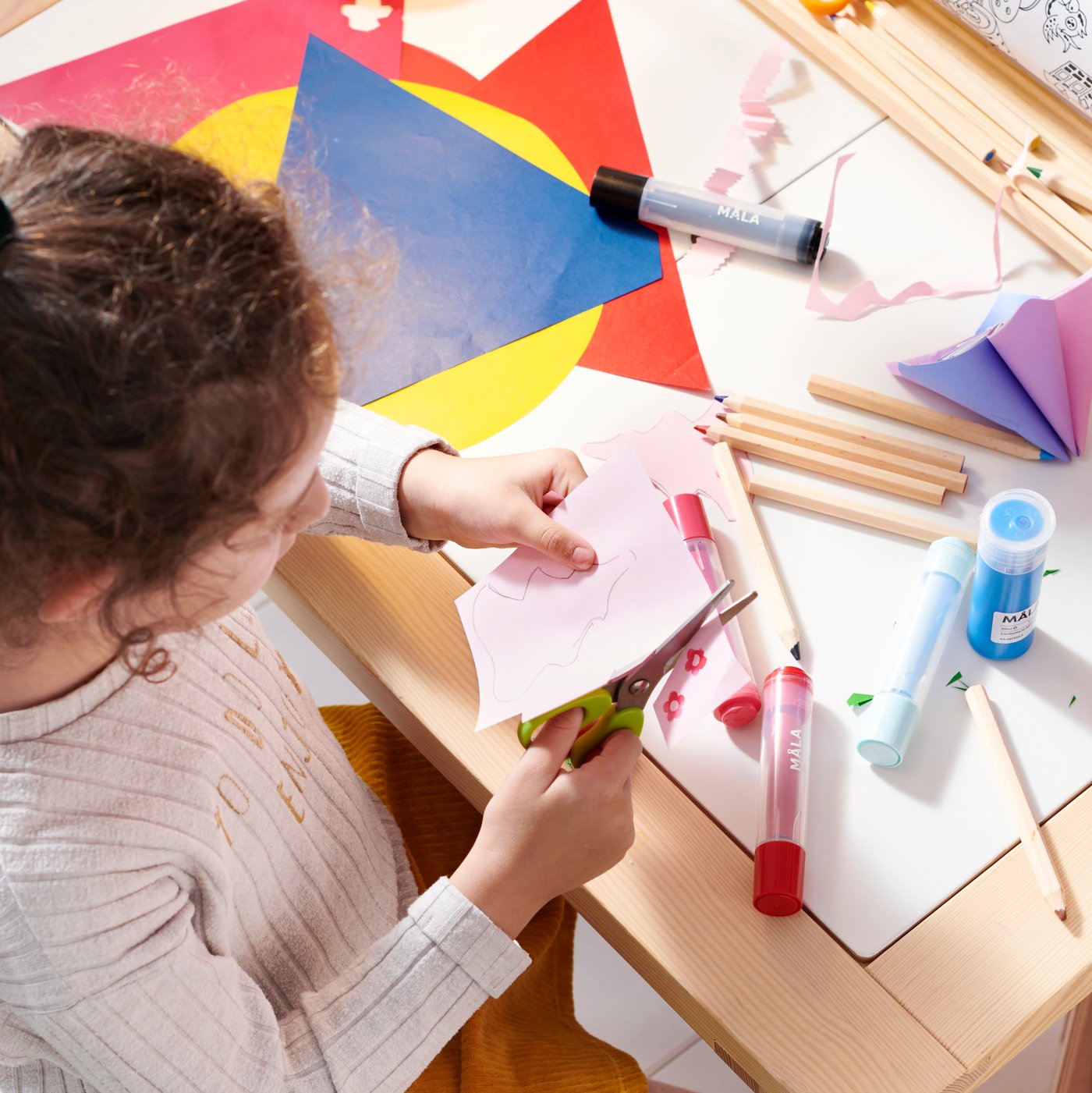 Table enfant FLISAT dans une chambre d’enfant.