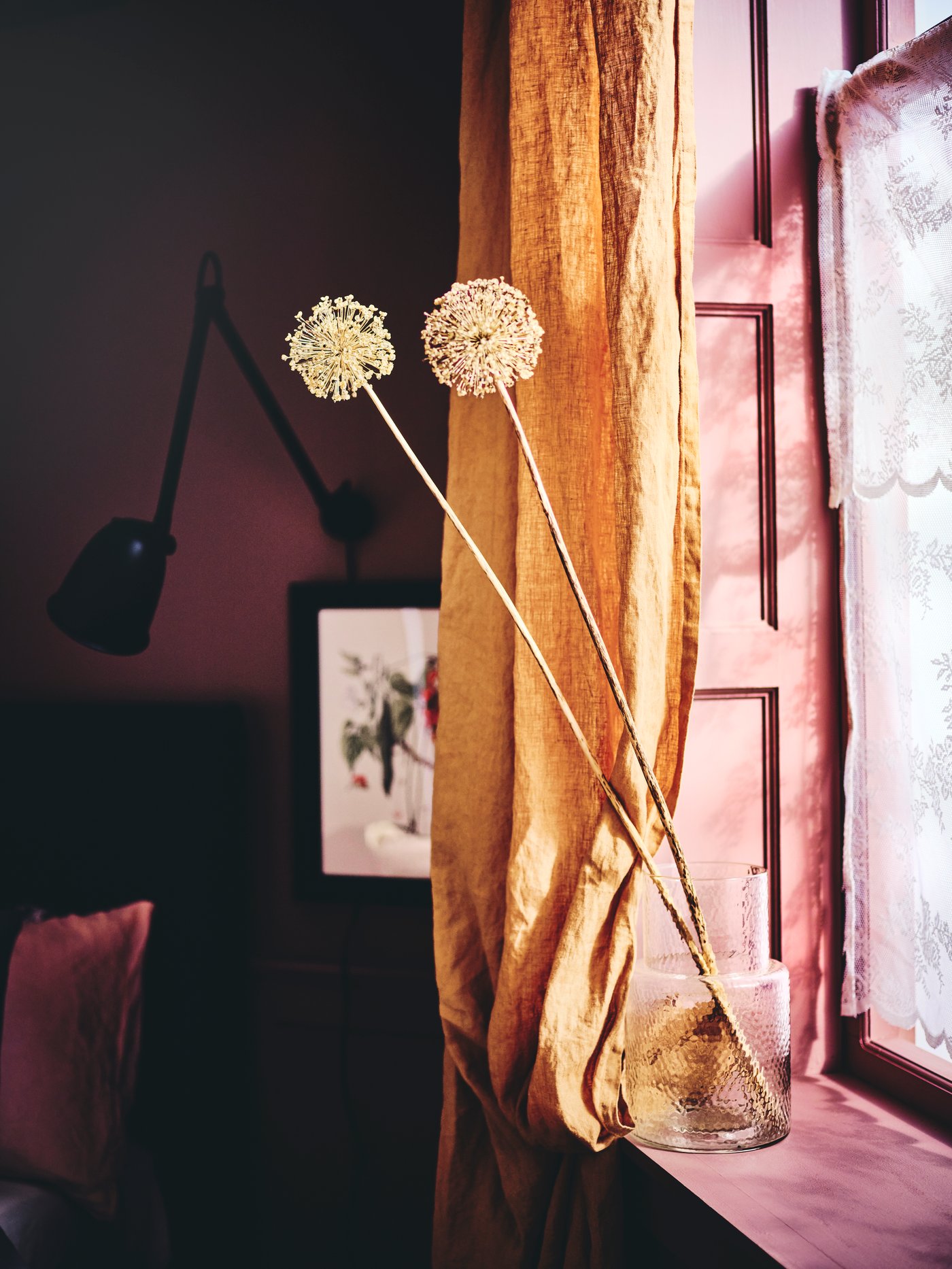 DYTÅG gardiner i mørk beige og KONSTFULL vase