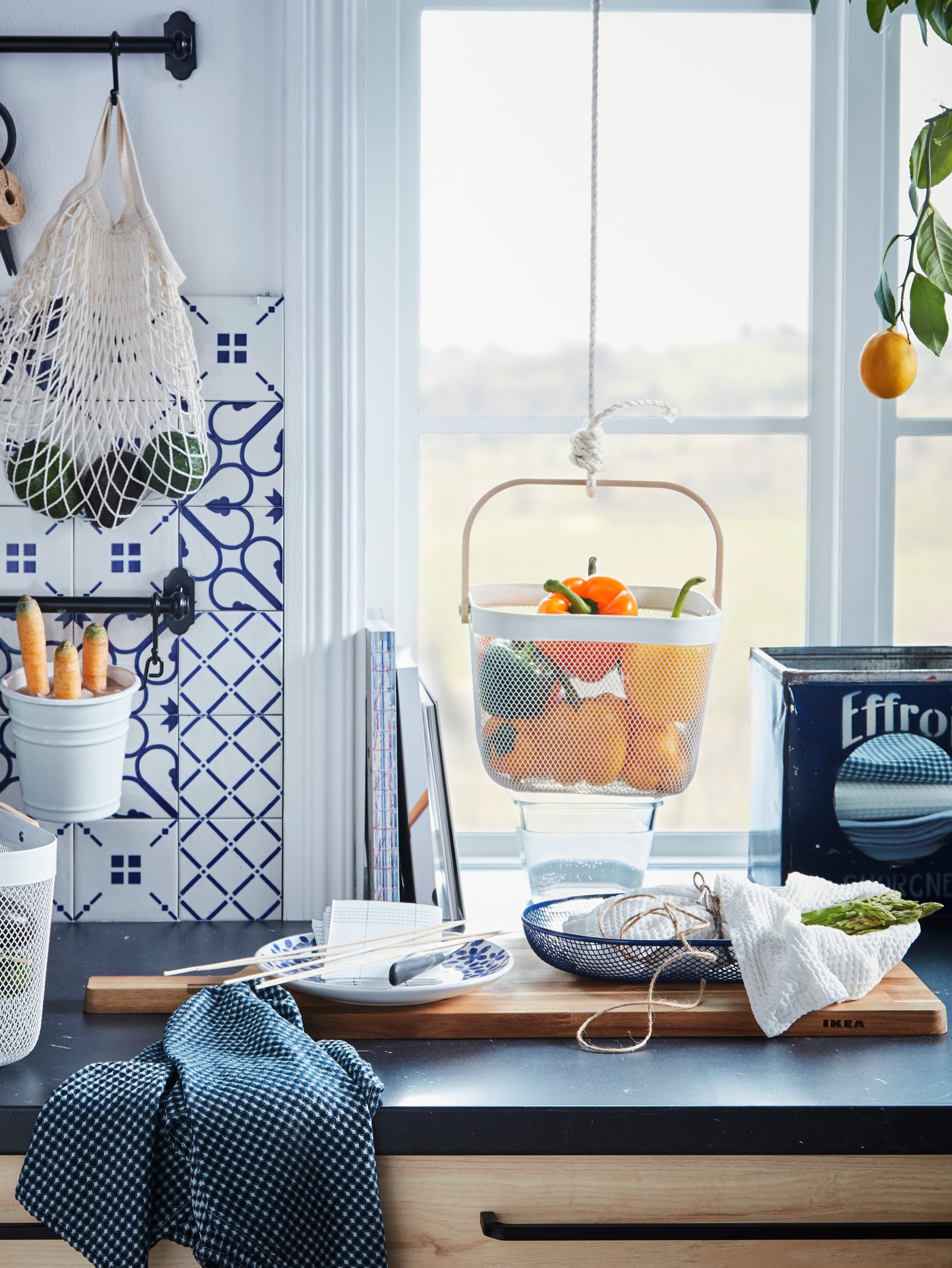 A black FINTORP rail in the kitchen