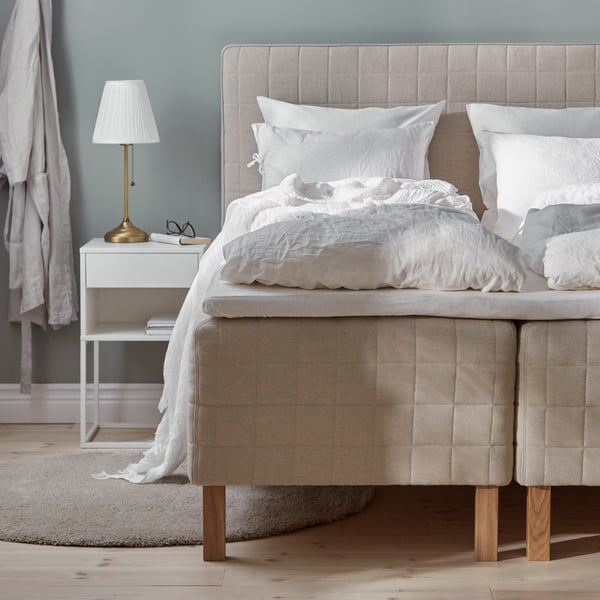 A brass/white ÅRSTID table lamp