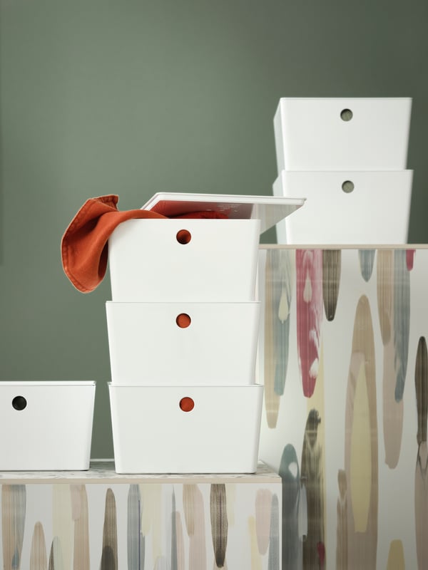 Cajas blancas KUGGIS sobre pilares de colores