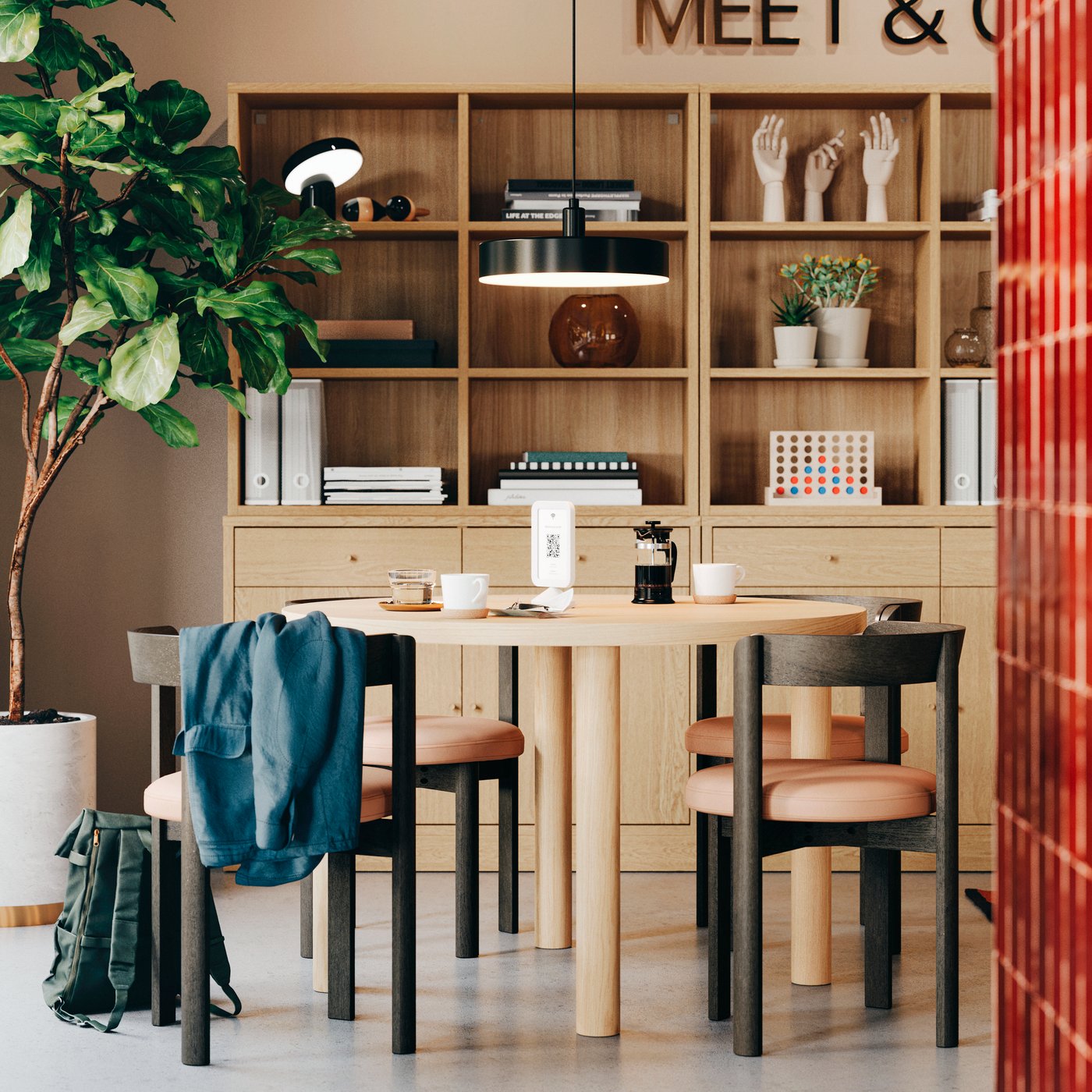 Es ist eine Hotellobby mit einem STOCKHOLM 2025 Tisch in Eiche mit vier dunkelbraunen Stühlen und Regalen in Eichenfurnier im Hintergrund zu sehen.