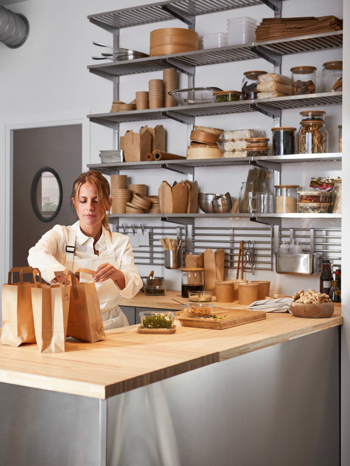 A bamboo APTITLIG butcher's block