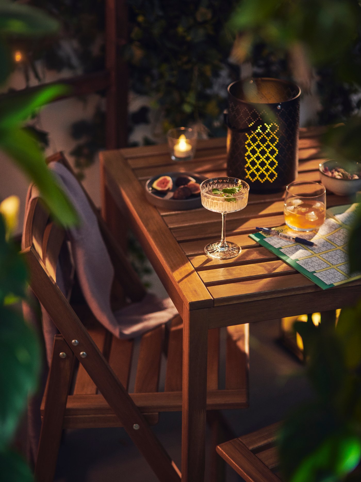 A light brown stained NÄMMARÖ table, outdoor