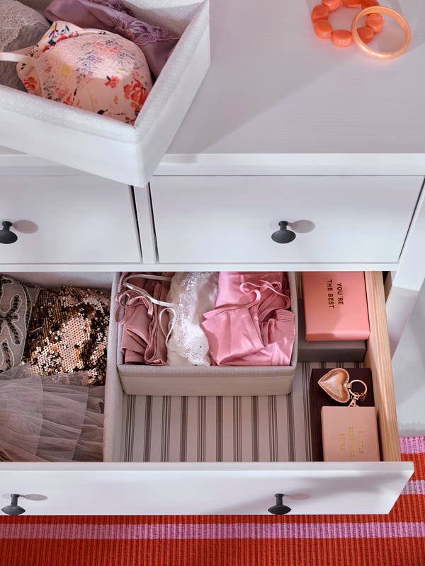صورة مقربة لخزانة HEMNES ذات الأدراج من الأعلى وأحد الأدراج مسحوب للخارج يظهر منه ترتيب أنيق في الداخل.