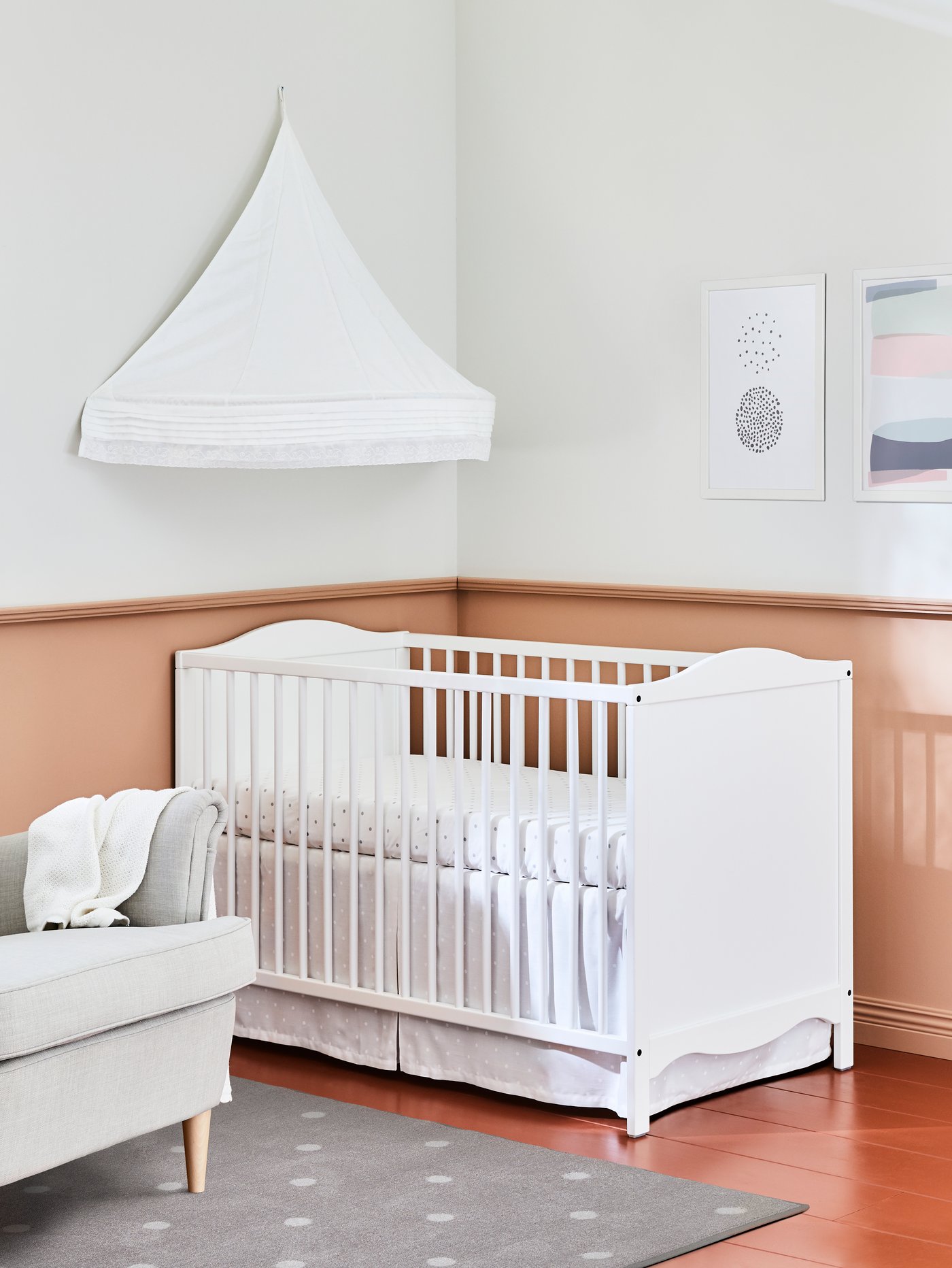 A white SMÅGÖRA cot in the childrens room