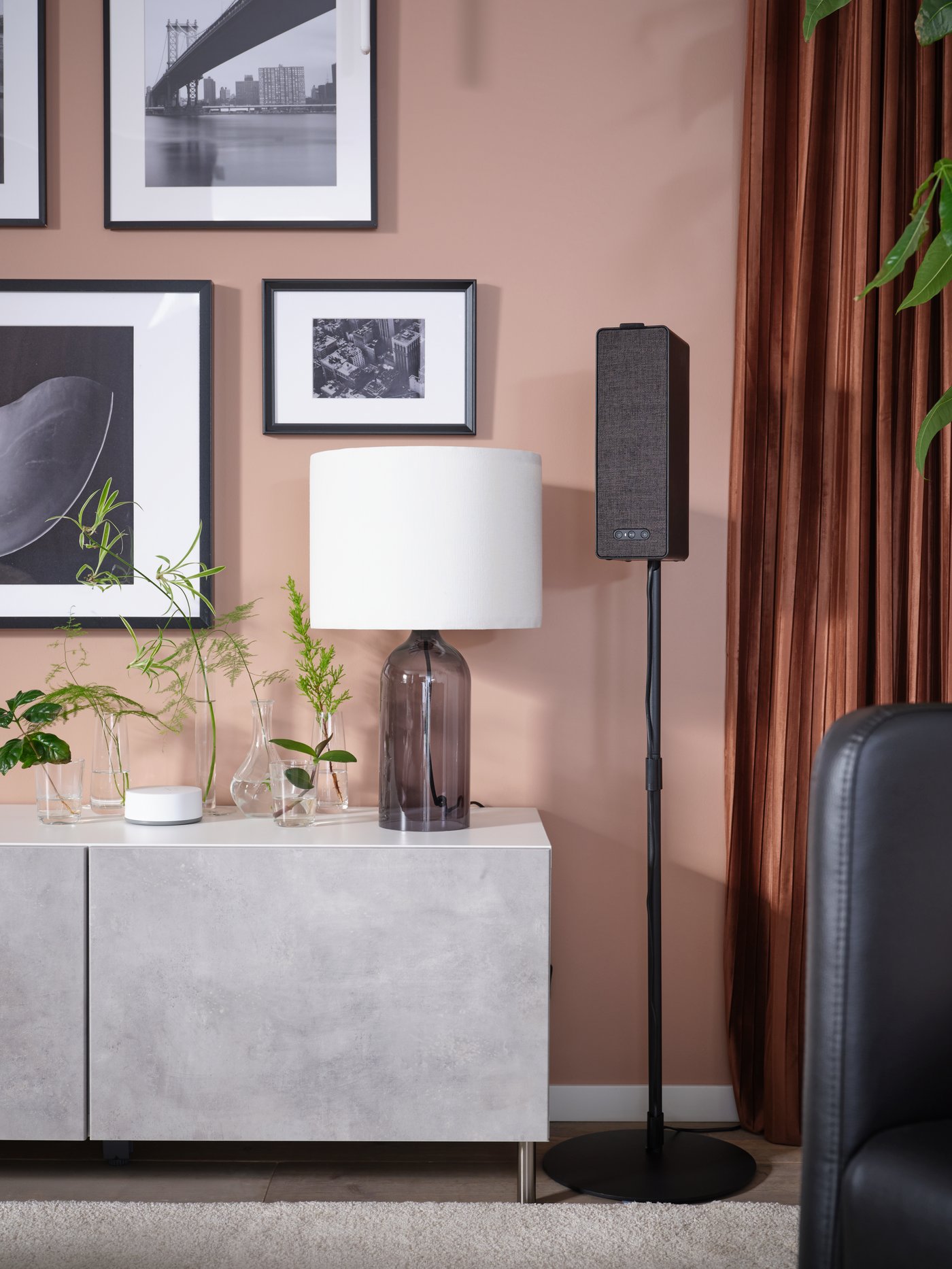 Enceinte murale Wi-Fi sur pied, banc TV avec portes, sous-verre, végétation dans des vases.