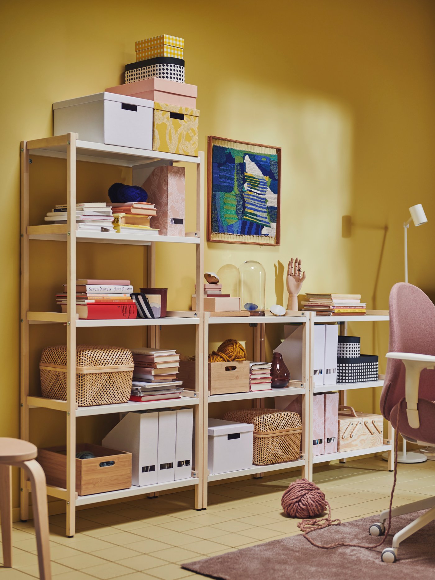 Es ist eine offene EKENABBEN Einheit mit offenen Regalen in Espen/Weiß zu sehen.