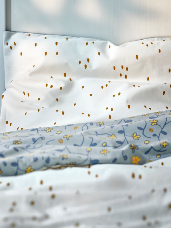 A blue/white floral pattern GULDVÄVARE duvet cover 1 pillowcase for cot