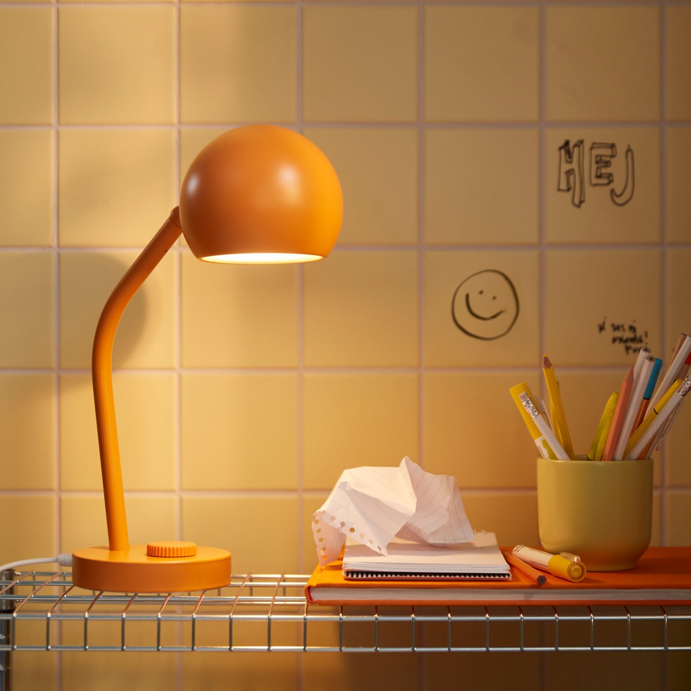 A dimmable/orange KORVSNÖRE LED desk lamp in the dining room