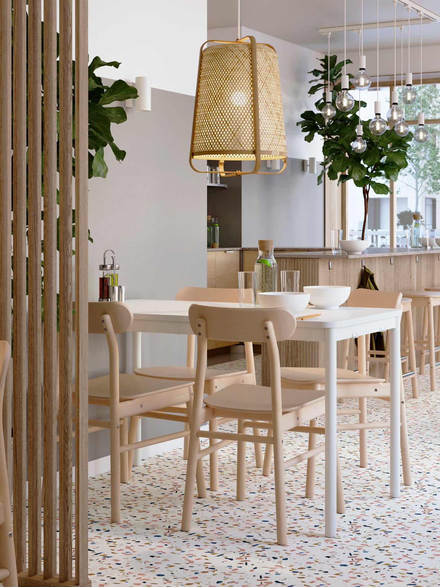 Un comedor de oficina con plantas, luces y muebles de madera. Debajo de la mesa una gran alfombra
