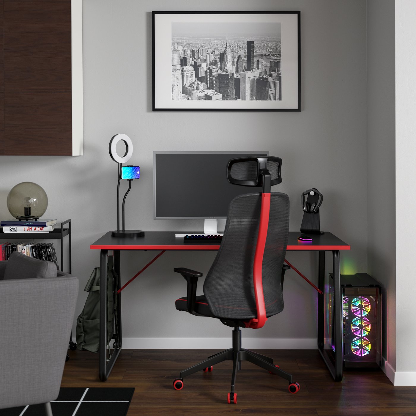 A black HUVUDSPELARE gaming desk and chair