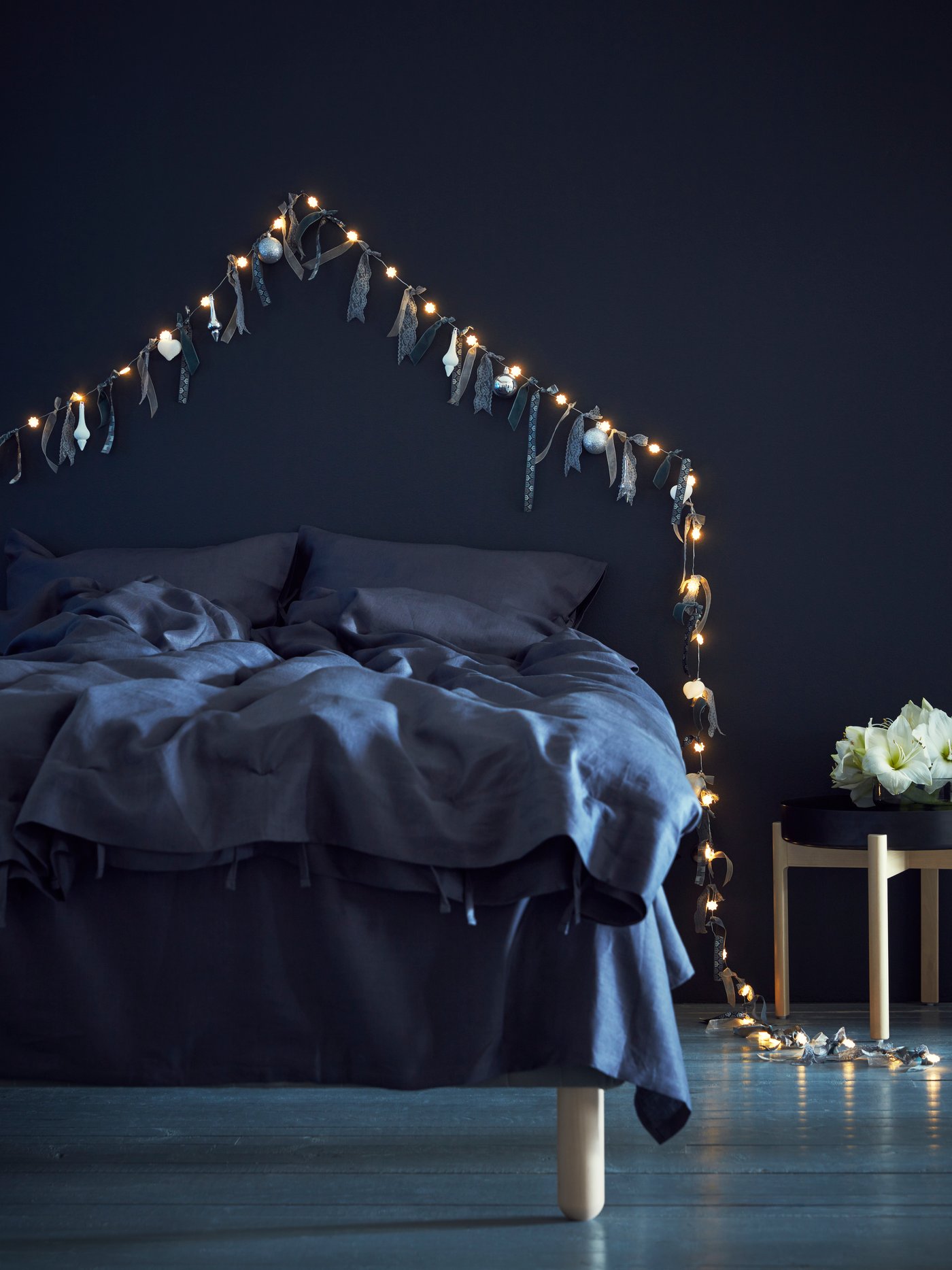Une guirlande lumineuse STRÅLA mini LED avec 40 ampoules