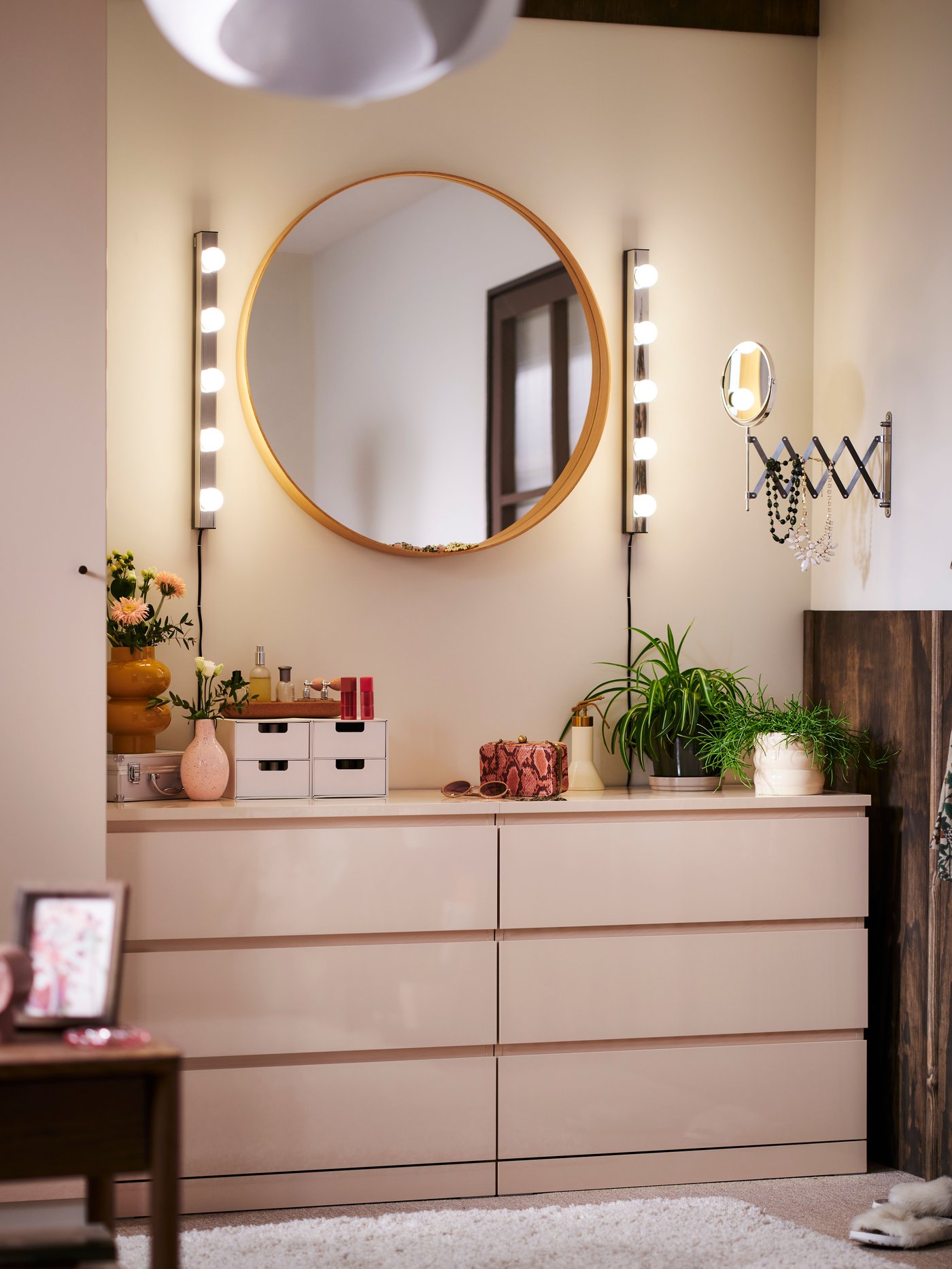 A chrome-plated MUSIK wall lamp, wired-in installation in the NA