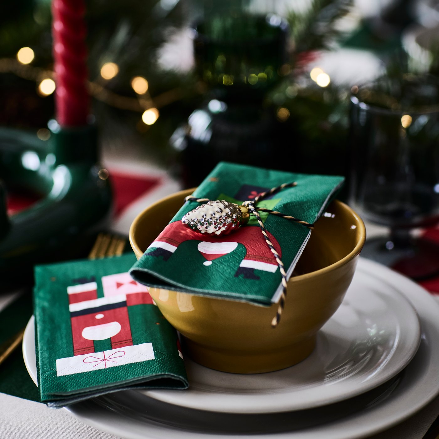 Een groene VINTERFINT papieren servet met kerstmanmotief