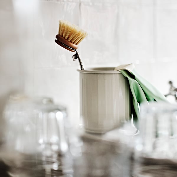 A VÄLVÅRDAD dish-washing brush and RINNIG cleaning gloves in a beige/galvanised VÄLVÅRDAD cutlery stand.