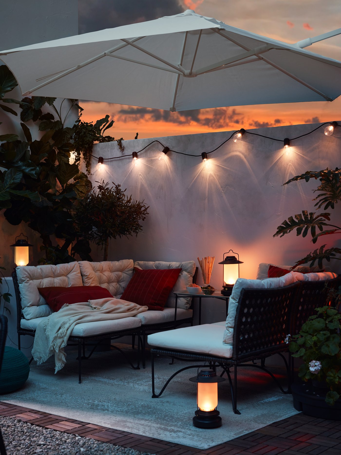 A black/outdoor SVARTRÅ LED lighting chain with 12 lights outside